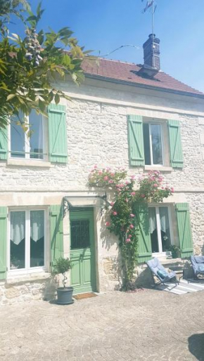 Wisteria Cottage, Fleurines